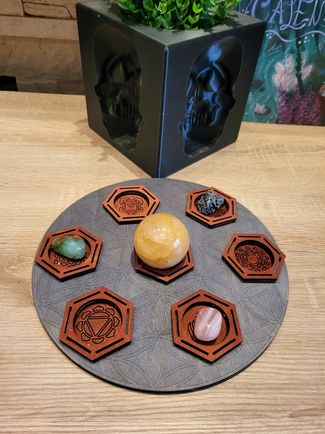 Chakra Teller aus Holz, handgefertigt. Mit Kugelhalter. In diversen Farben erhältlich
