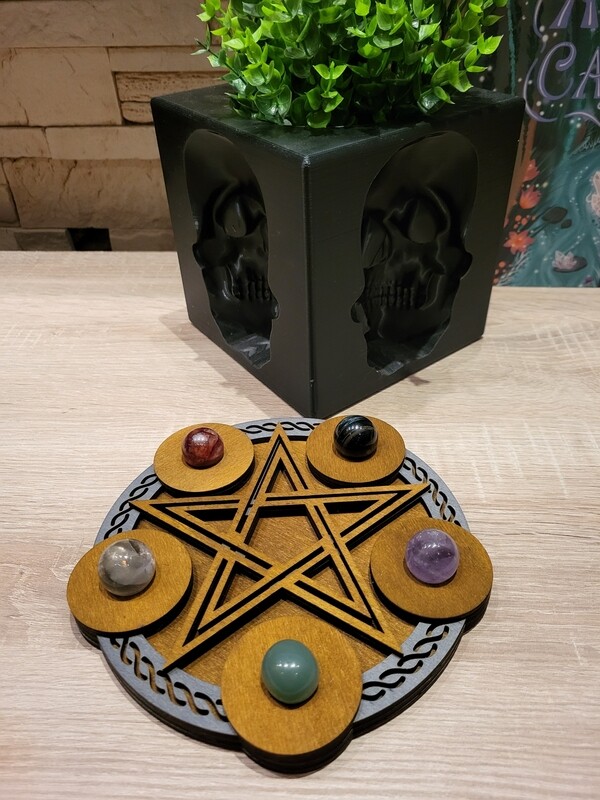 Kugelhalter "Pentagramm" aus Holz, handgefertigt in verschiedenen Farben. 