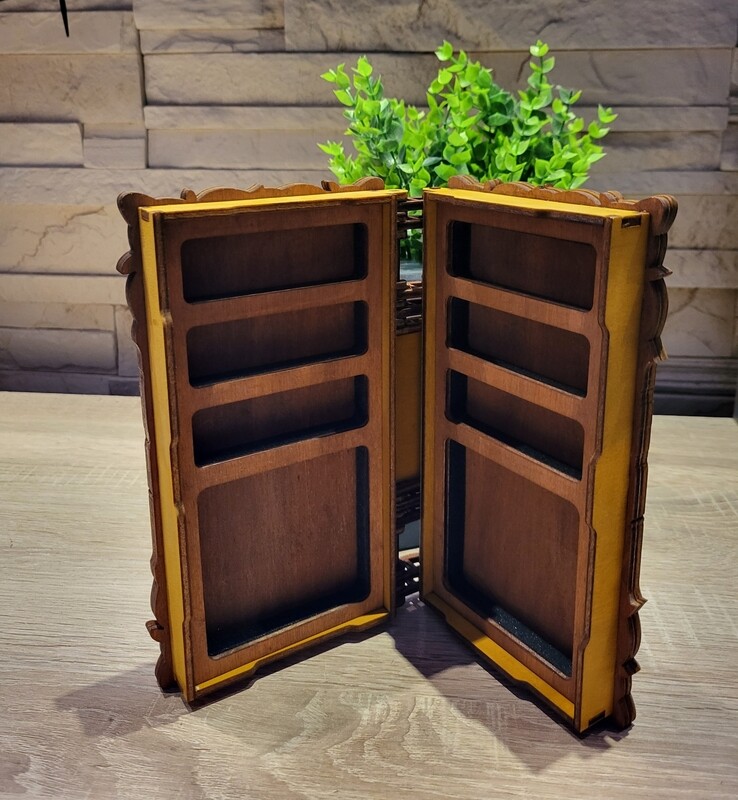 Schmale Holzbox in Buchform, handgefertigt, mit Einsatz. In verschiedenen Farben erhältlich