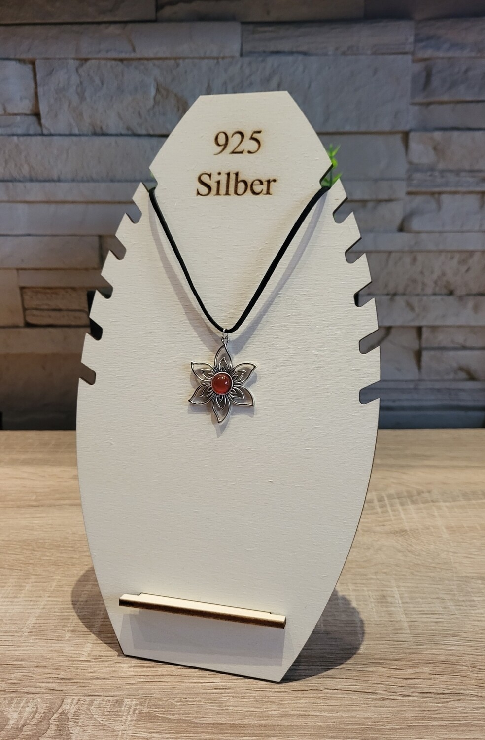 Präsentationsständer für Halsketten aus Holz, personalisierbar. In 2 Größen erhältlich. 
