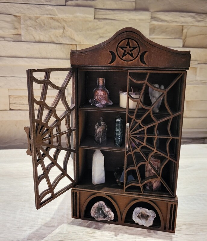 Hexen Schrank Regal "Spinnenweben" aus Holz, handbemalt. In verschiedenen Farben erhältlich.