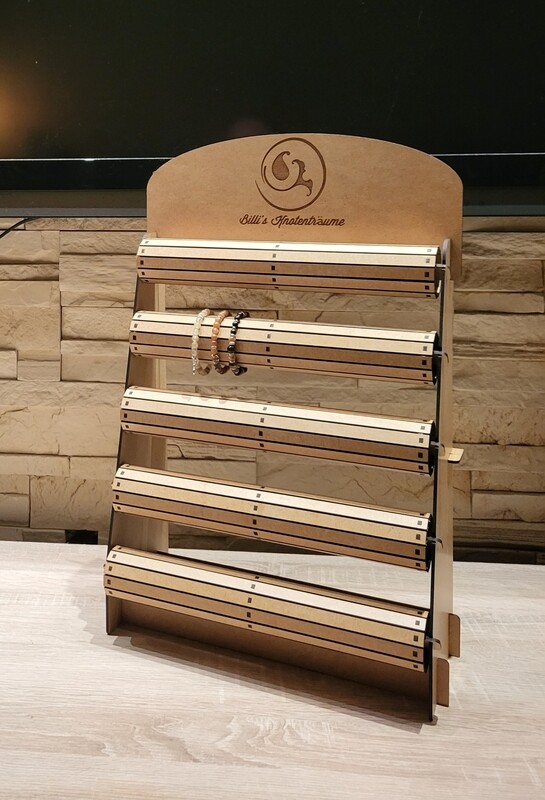 Aufsteller für Armbänder aus Holz, personalisierbar ab