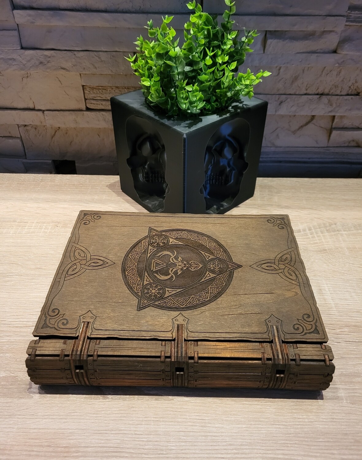 Buchbox mit Organizer aus Holz, handgefertigt "Wikinger" in verschiedenen Farben bestellbar.