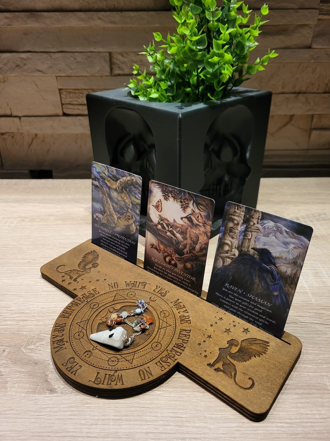 Tarot Karten Halter mit Pendelboard aus Holz, handgefertigt. In verschiedenen Farben erhältlich.