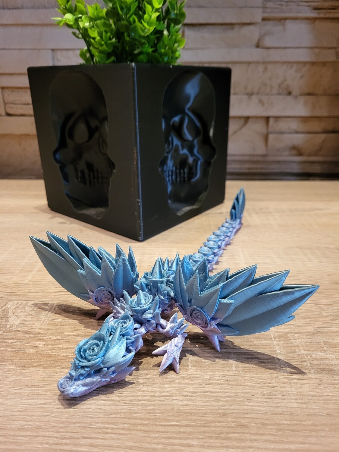 Roses Drache mit Flügel. In verschiedenen Farben erhältlich