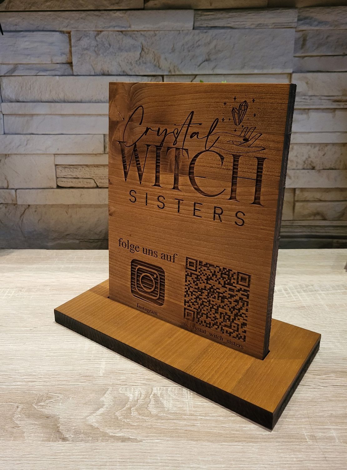 Personalisierter Logo Aufsteller aus Holz, mit Standfuß. In 2 Größen und verschiedenen Farben erhältlich, ab