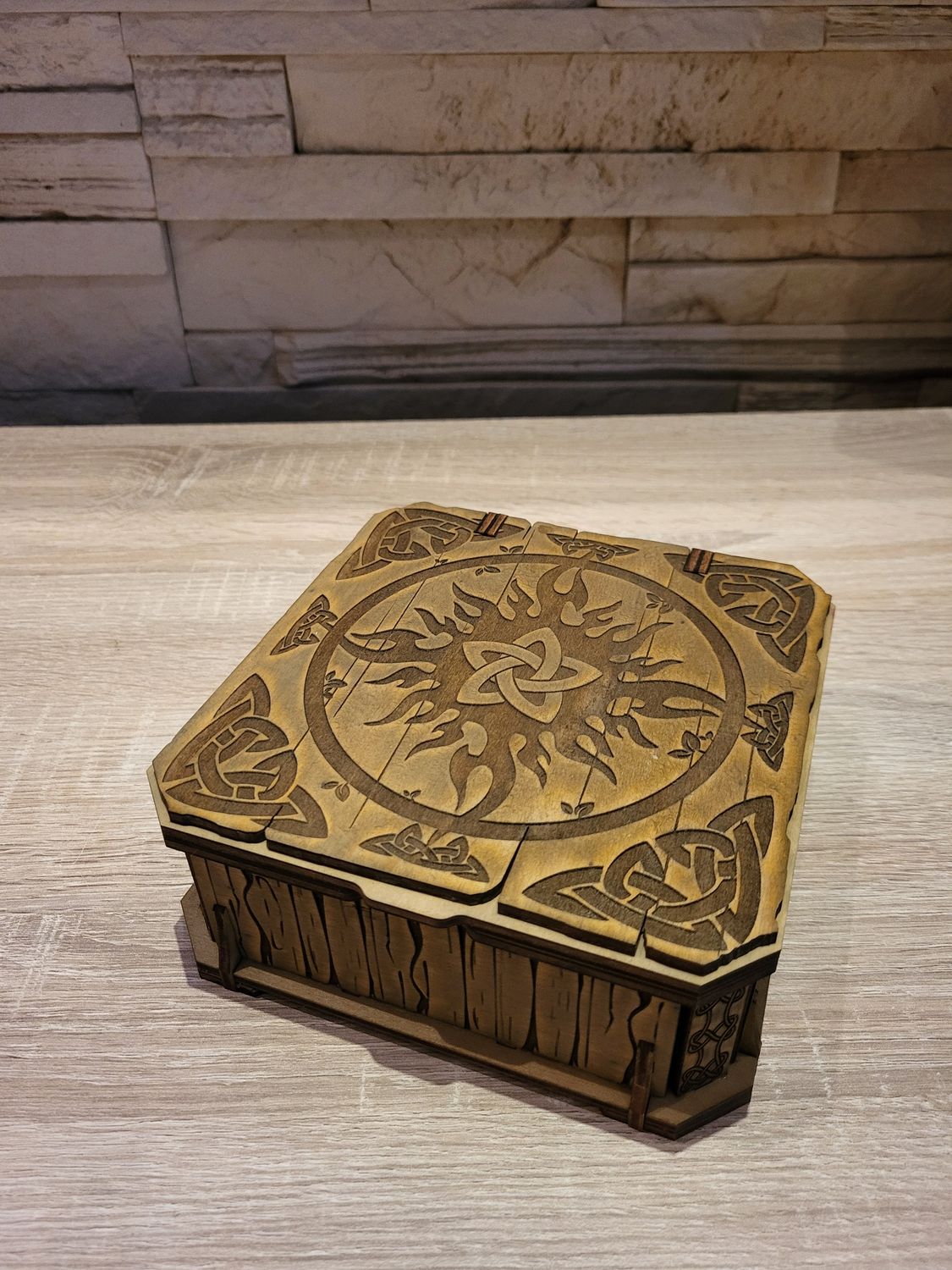 Holzbox "keltic" mit Klappdeckel, handgefertigt aus Holz. In vielen verschiedenen Farben erhältlich.
