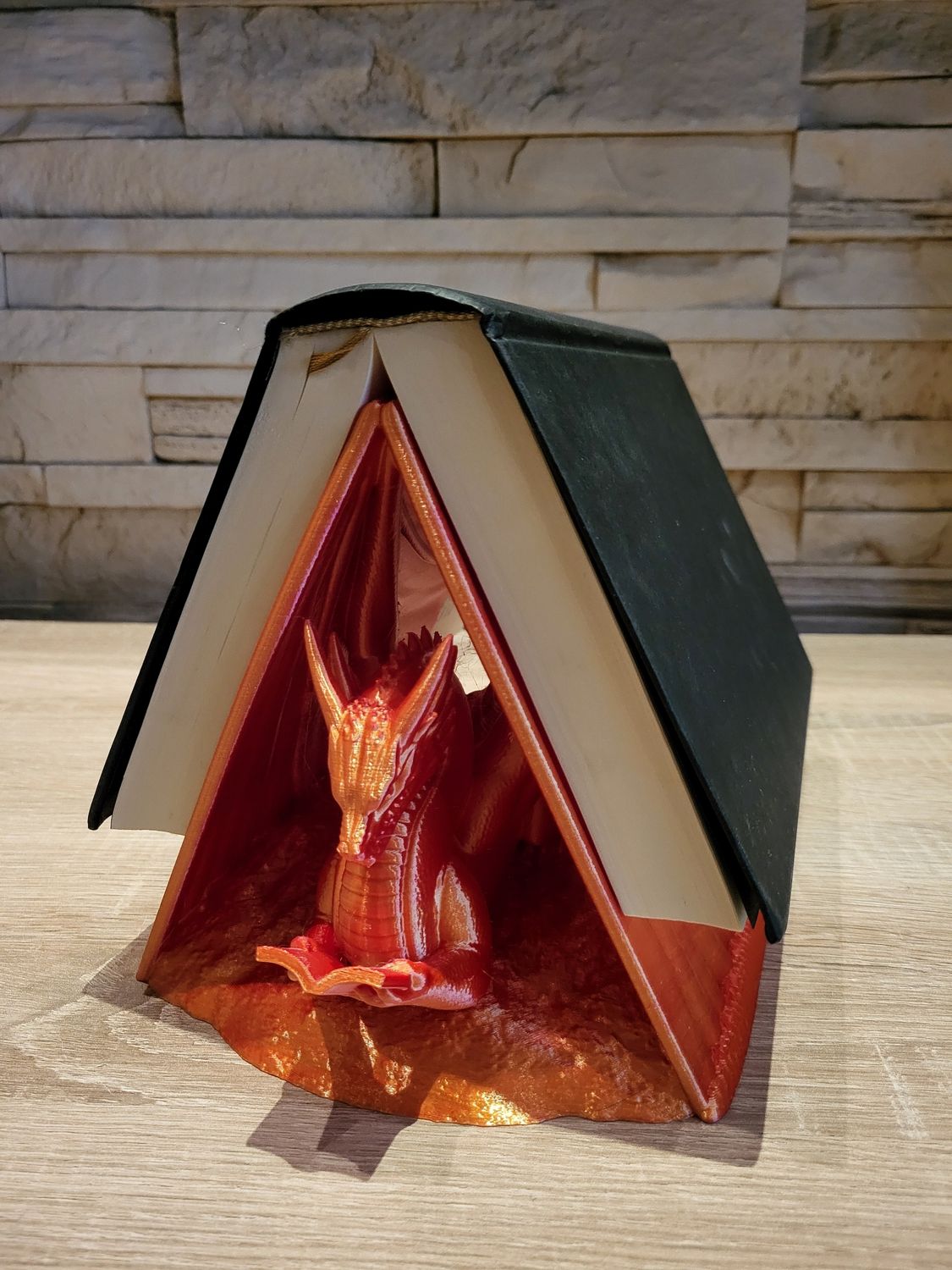 Buch Halter "Drachen Höhle" in verschiedenen Farben erhältlich