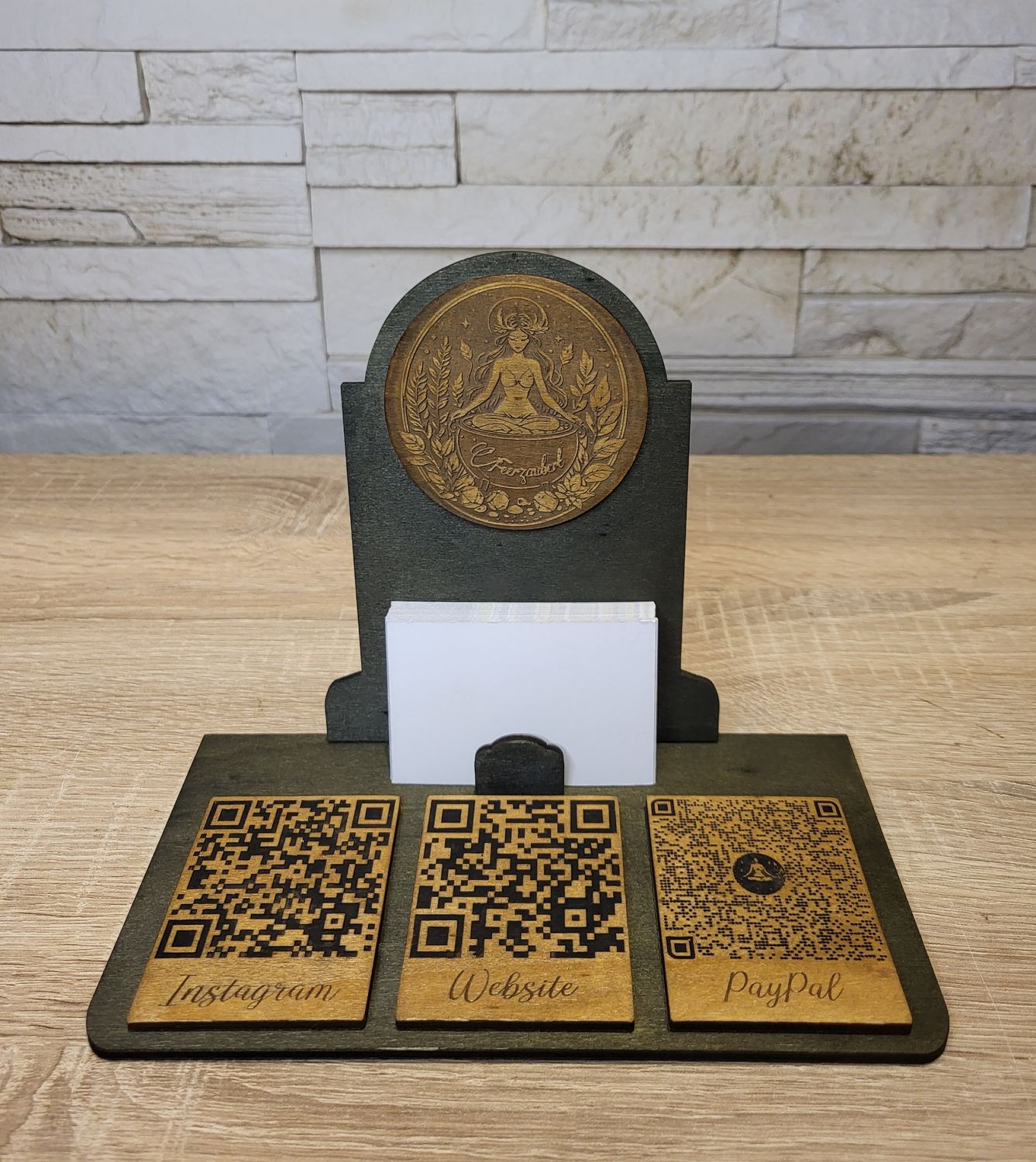 Markt Aufsteller aus Holz, mit Visitenkarten Halter. In verschiedenen Farben erhältlich. Personalisierbar mit Logo und div. QR Codes