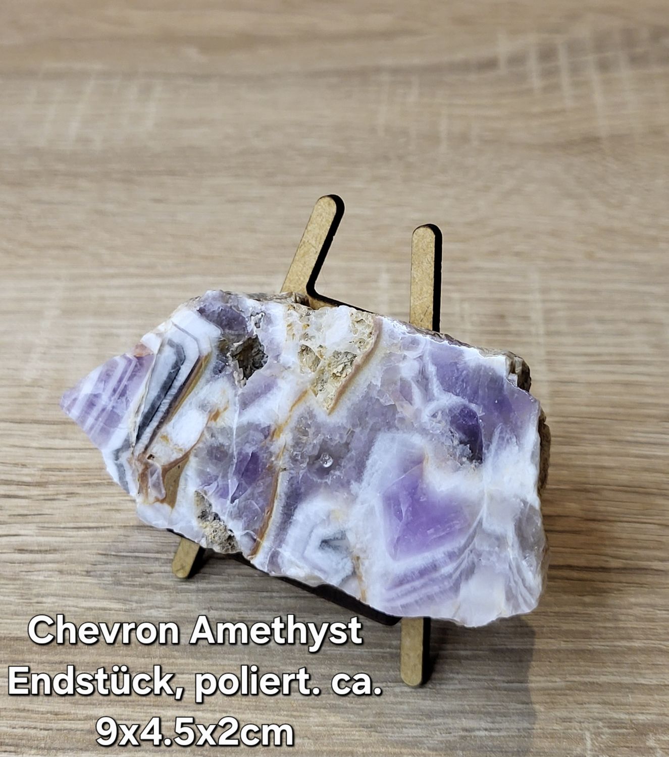 Chevron Amethyst Rohstein, einseitig poliert