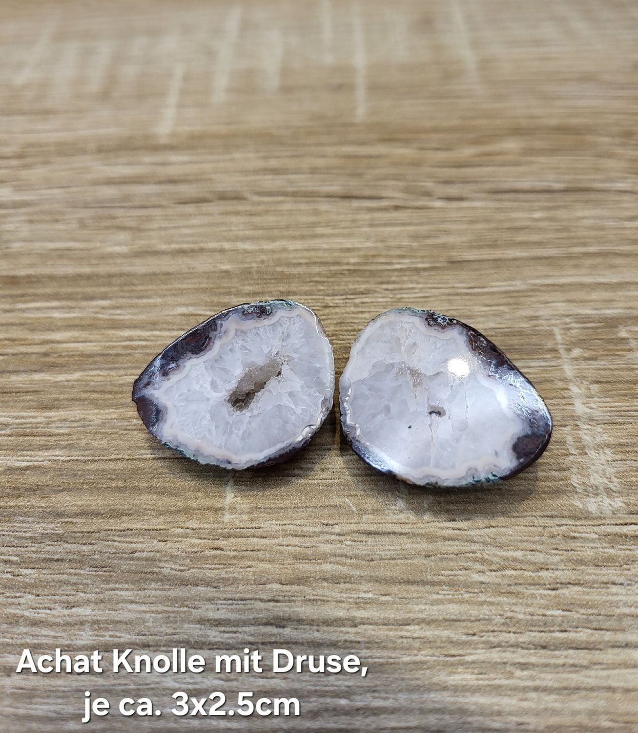 Achat Knolle, beide Seiten von Hand poliert. Mit hübscher Druse