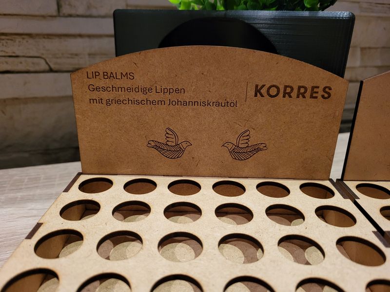 Kunde: KORRES D-A-CH GmbH, 50 Lippenpflege Displays, personalisiert aus Holz Kunde: KORRES D-A-CH GmbH, 50 Lippenpflege Displays, personalisiert aus Holz