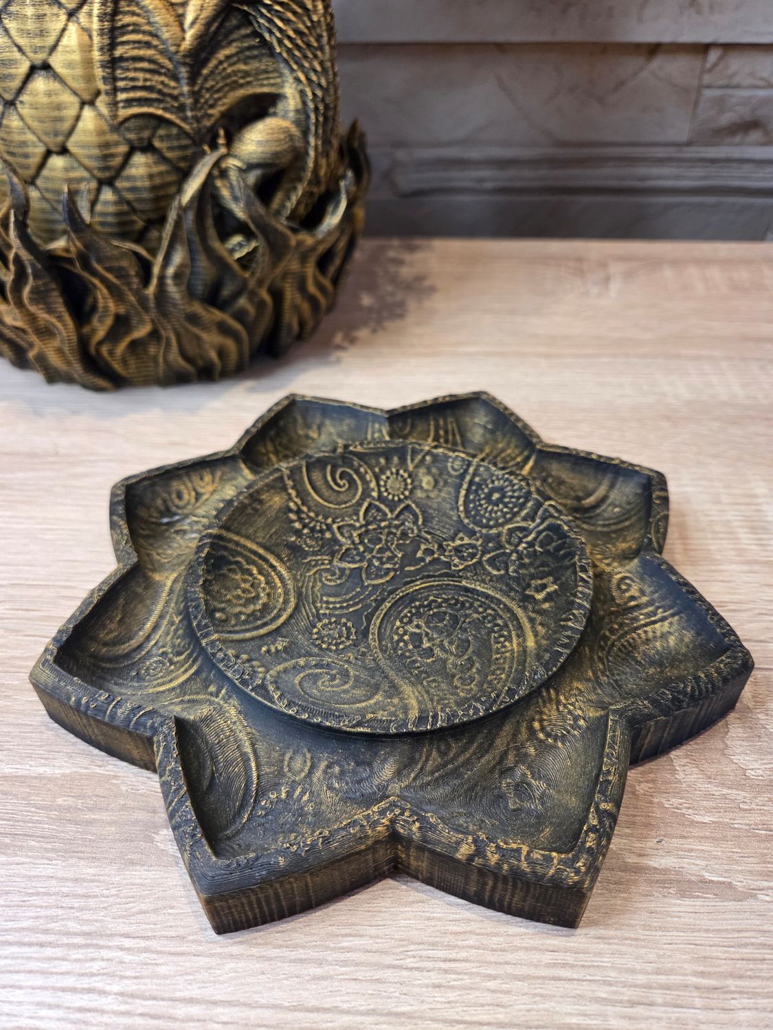 Dekoschale Lotus, schwarz. In drei patinierten Farben wählbar.