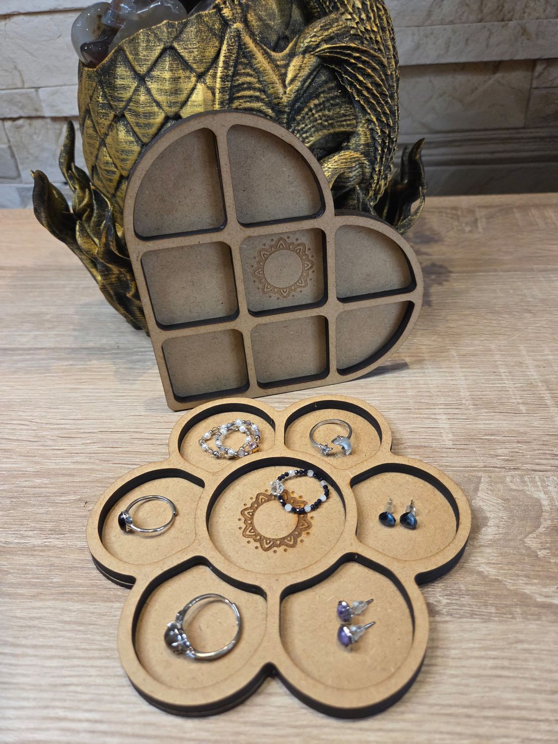 Perlensortier Schale, in zwei Ausführungen. Aus Holz