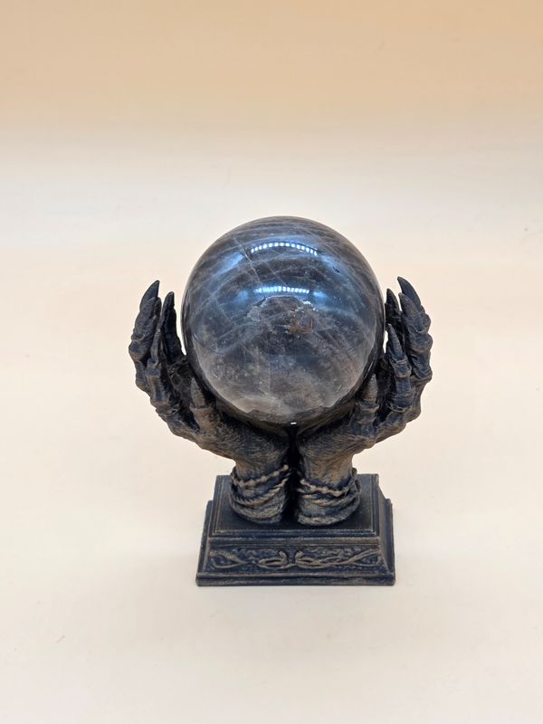 Kugelhalter Hände. In verschiedenen Patinierungen erhältlich. Kugelhalter Hände. In verschiedenen Patinierungen erhältlich.