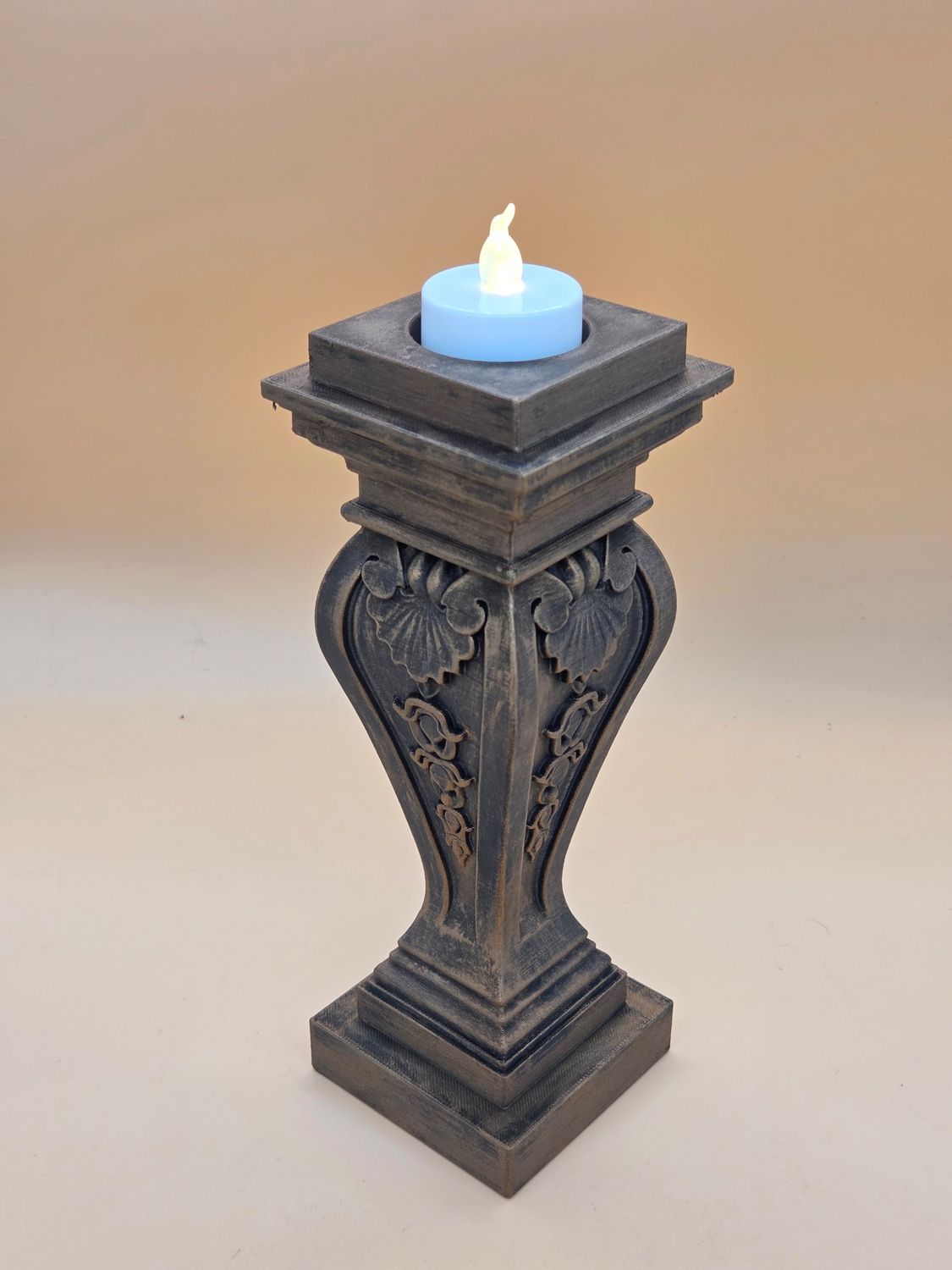 Deko Säule, LED Teelicht Halter. In vier verschiedenen Patinierungen erhältlich