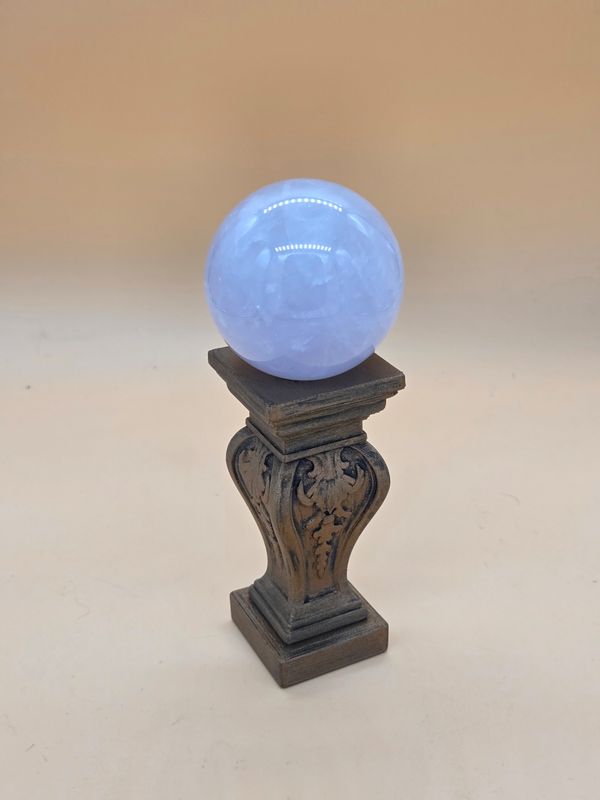 Kleiner Kugelhalter Deko Säule. In vier verschiedenen Patinierungen erhältlich.