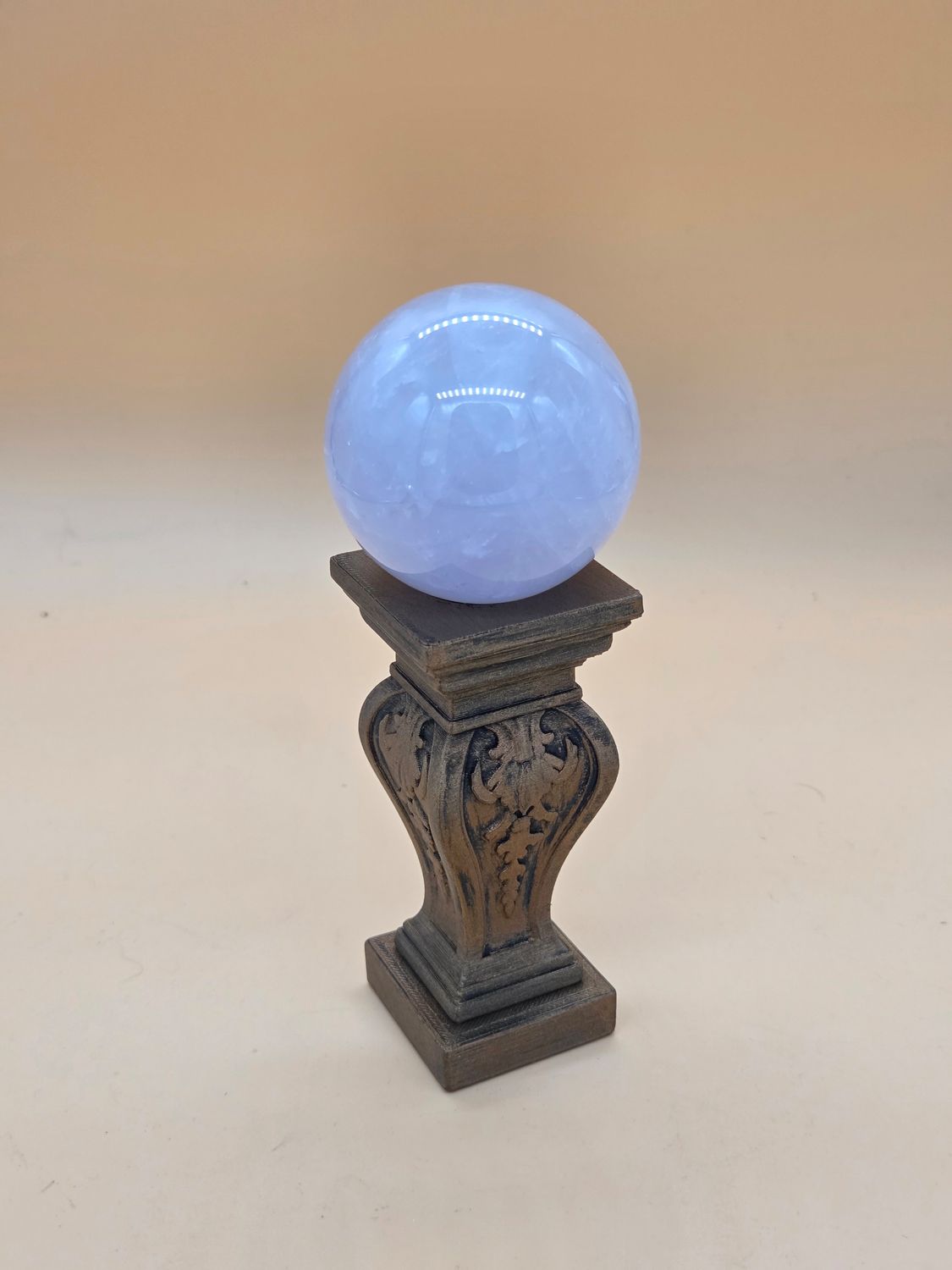 Kleiner Kugelhalter Deko Säule. In vier verschiedenen Patinierungen erhältlich.