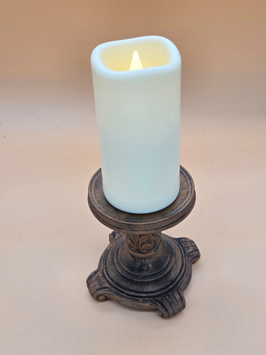 Deko Säule, klein. Deko Teller/Aufsteller. In vier verschiedenen Patinierungen erhältlich. Deko Säule, klein. Deko Teller/Aufsteller. In vier verschiedenen Patinierungen erhältlich.