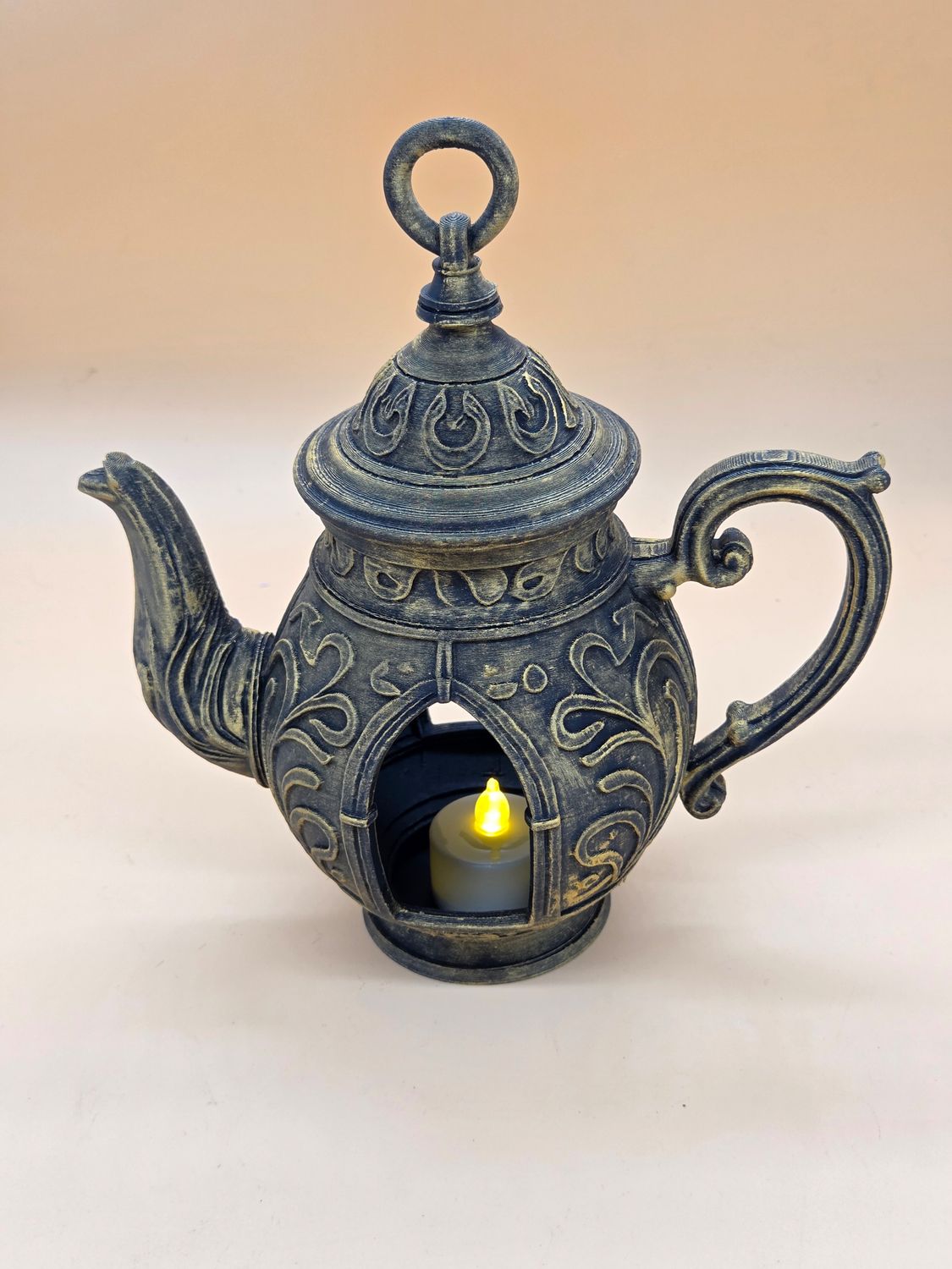 Deko Wunderlampe, antike Teekanne als Teelicht Halter. In vier verschiedenen Patinierungen erhältlich. Mit Wand Halterung. Deko Wunderlampe, antike Teekanne als Teelicht Halter. In vier verschiedenen Patinierungen erhältlich. Mit Wand Halterung.