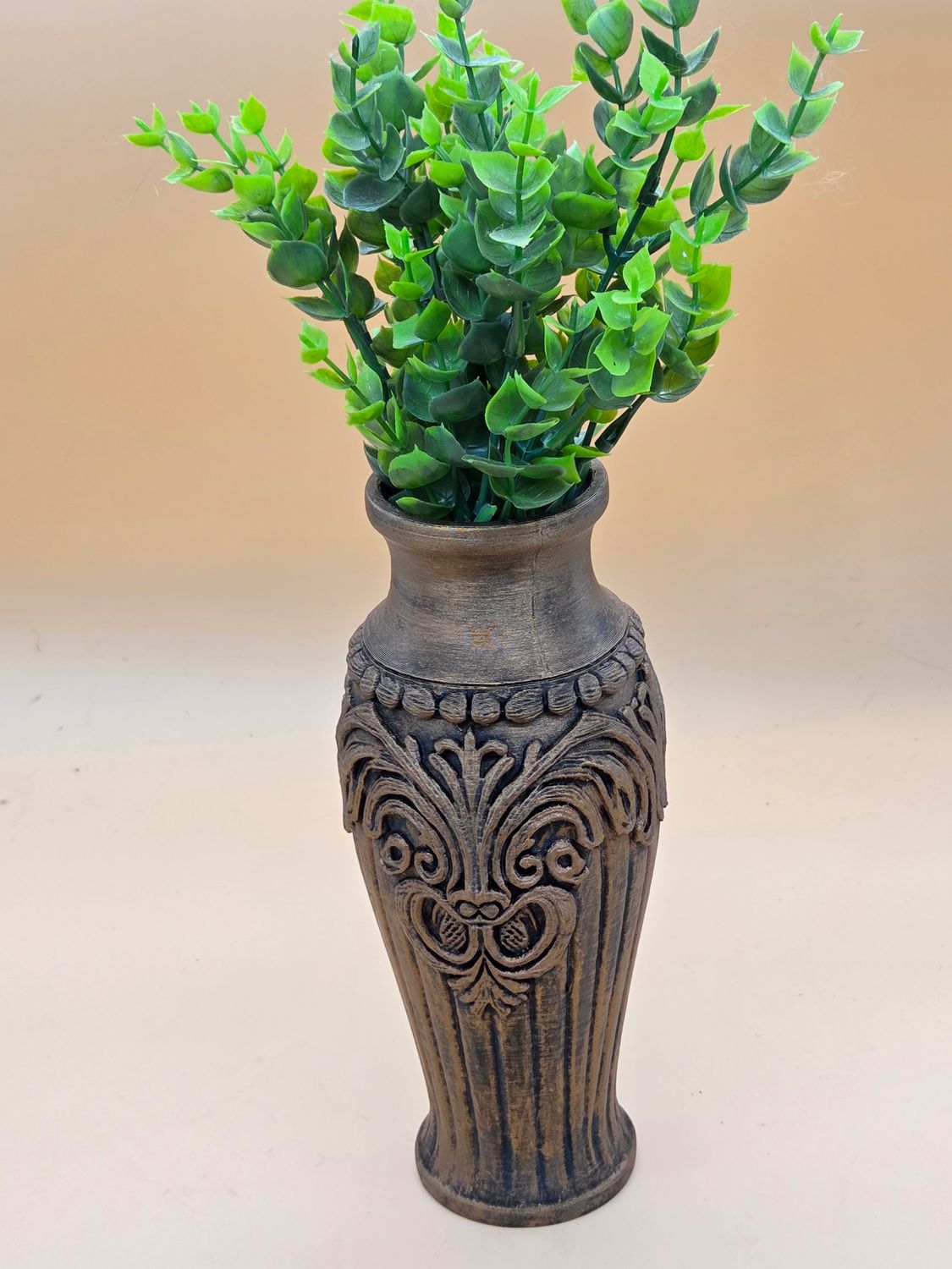 Deko Vase, hoch. In vier verschiedenen Patinierungen erhältlich.