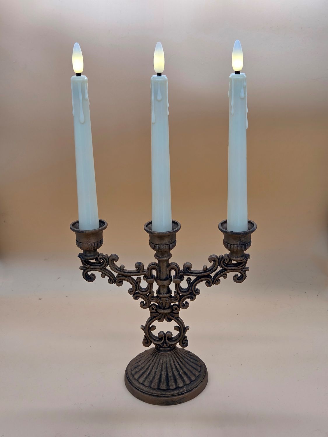 Deko Kronleuchter für 3 LED Stabkerzen. In vier verschiedenen Patinierungen erhältlich.