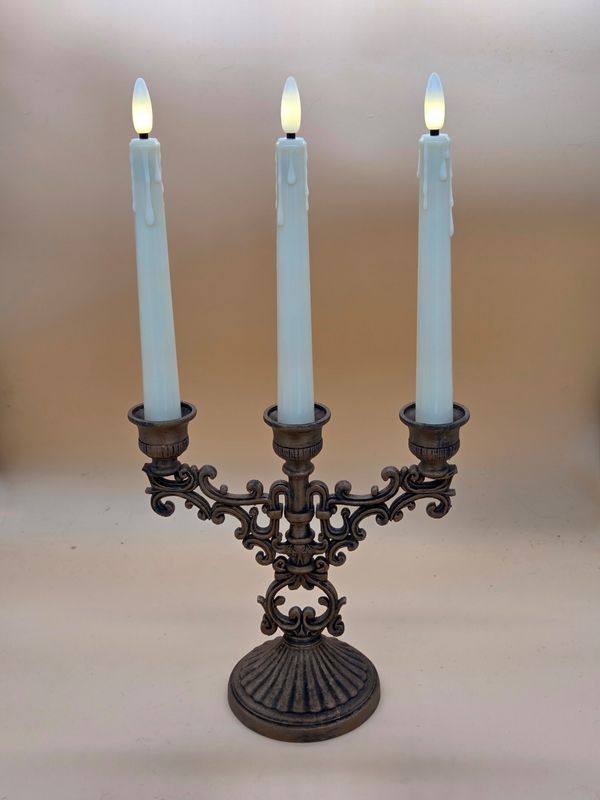 Deko Kronleuchter für 3 LED Stabkerzen. In vier verschiedenen Patinierungen erhältlich.