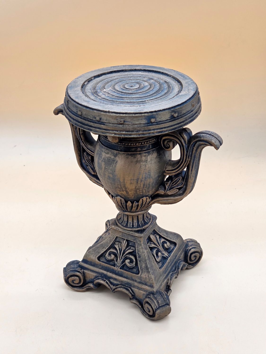 Deko Säule, groß. Deko Teller/Aufsteller. In vier verschiedenen Patinierungen erhältlich.