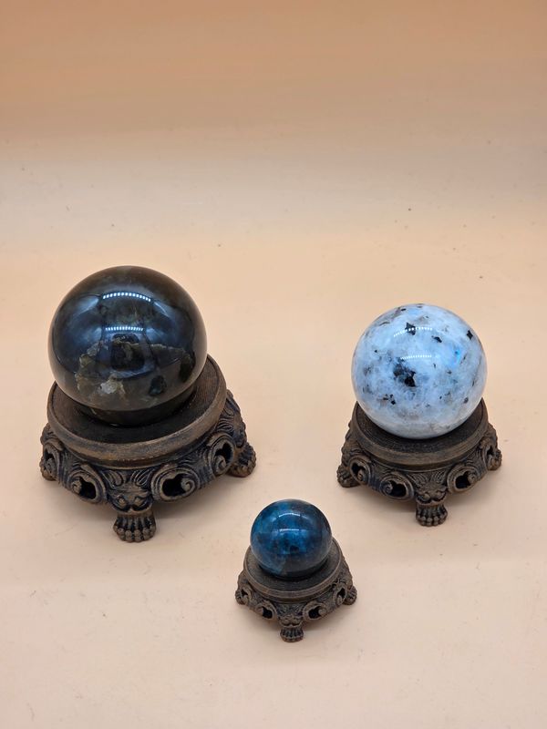 Kugelhalter 3er Set. In vier verschiedenen Patinierungen erhältlich.