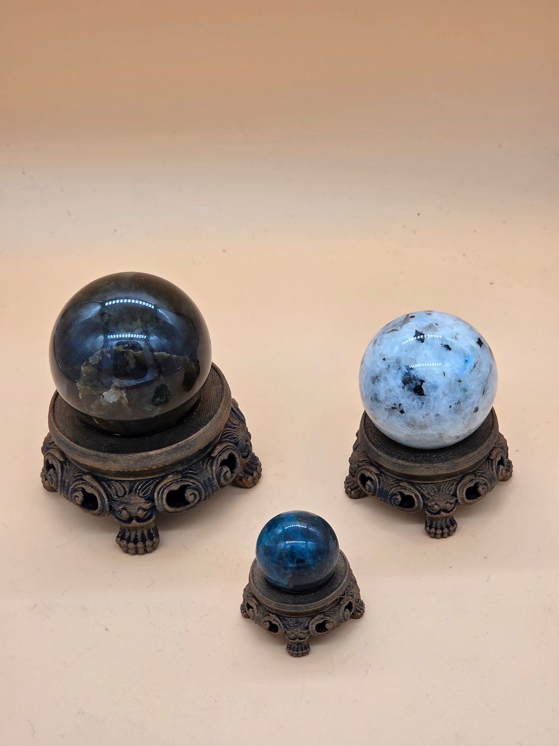 Kugelhalter 3er Set. In vier verschiedenen Patinierungen erhältlich.