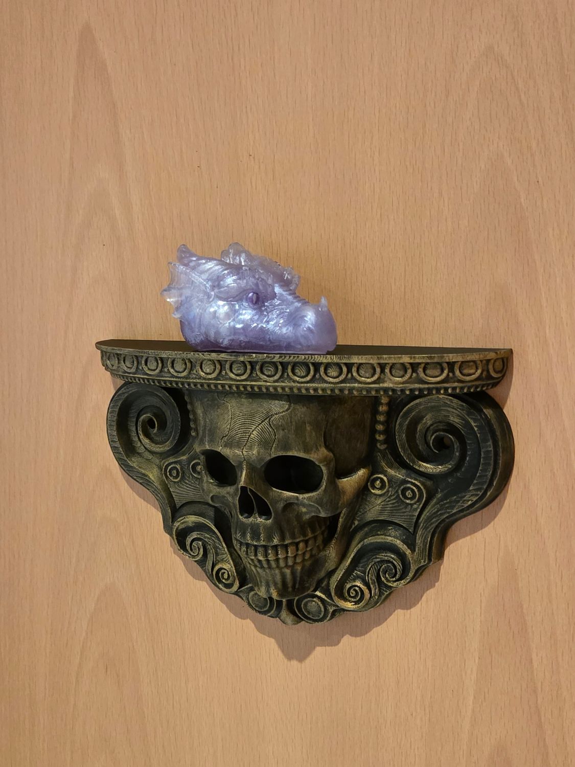 Wandregal, halbrund mit Totenkopf. In vier verschiedenen Patinierungen erhältlich.