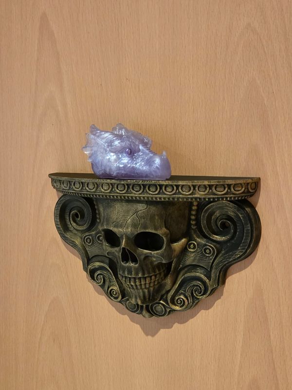 Wandregal, halbrund mit Totenkopf. In vier verschiedenen Patinierungen erhältlich.