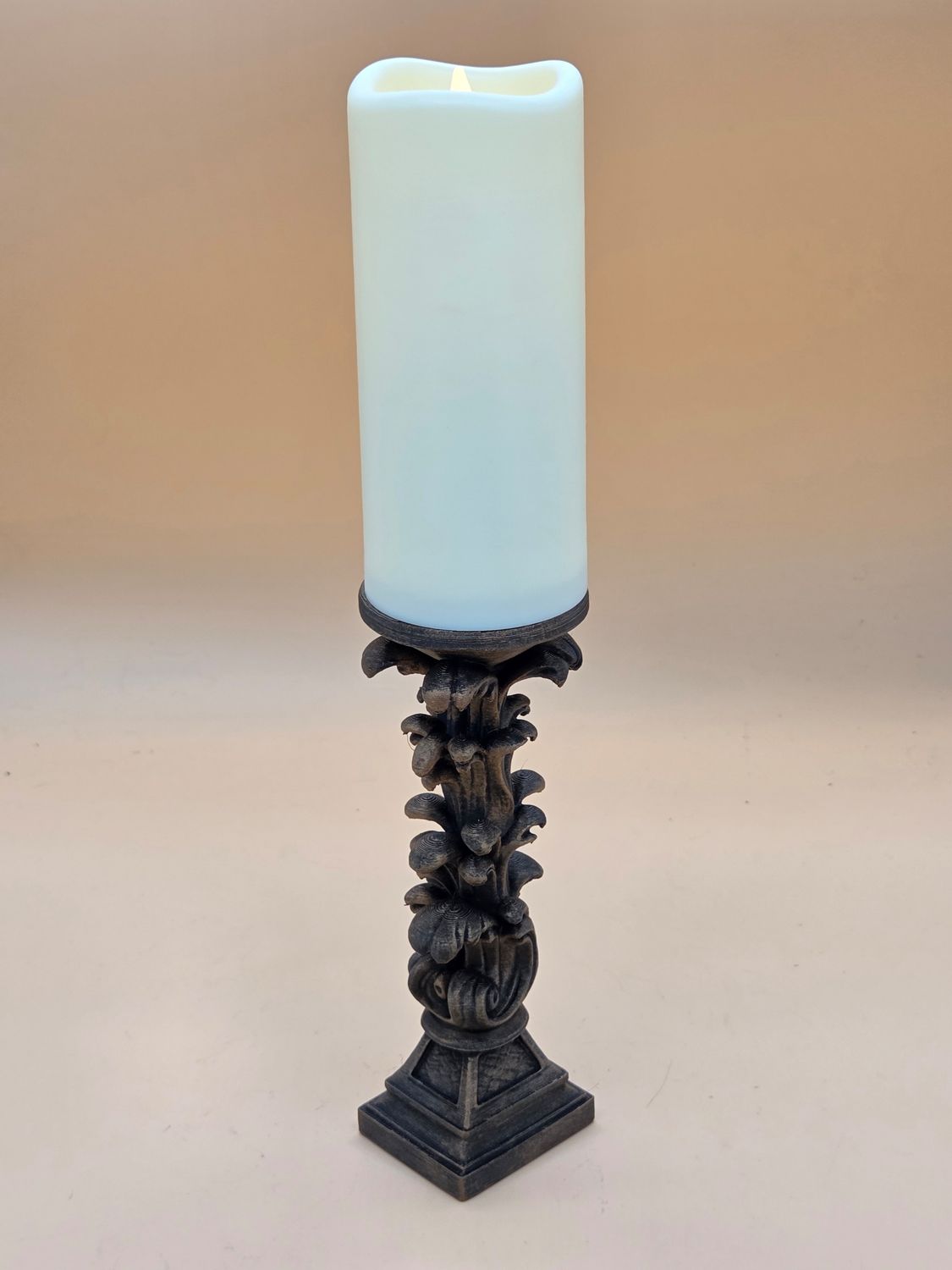 Deko Säule, florale Stab Säule für LED Kerzen oder Deko. In vier verschiedenen Patinierungen erhältlich.