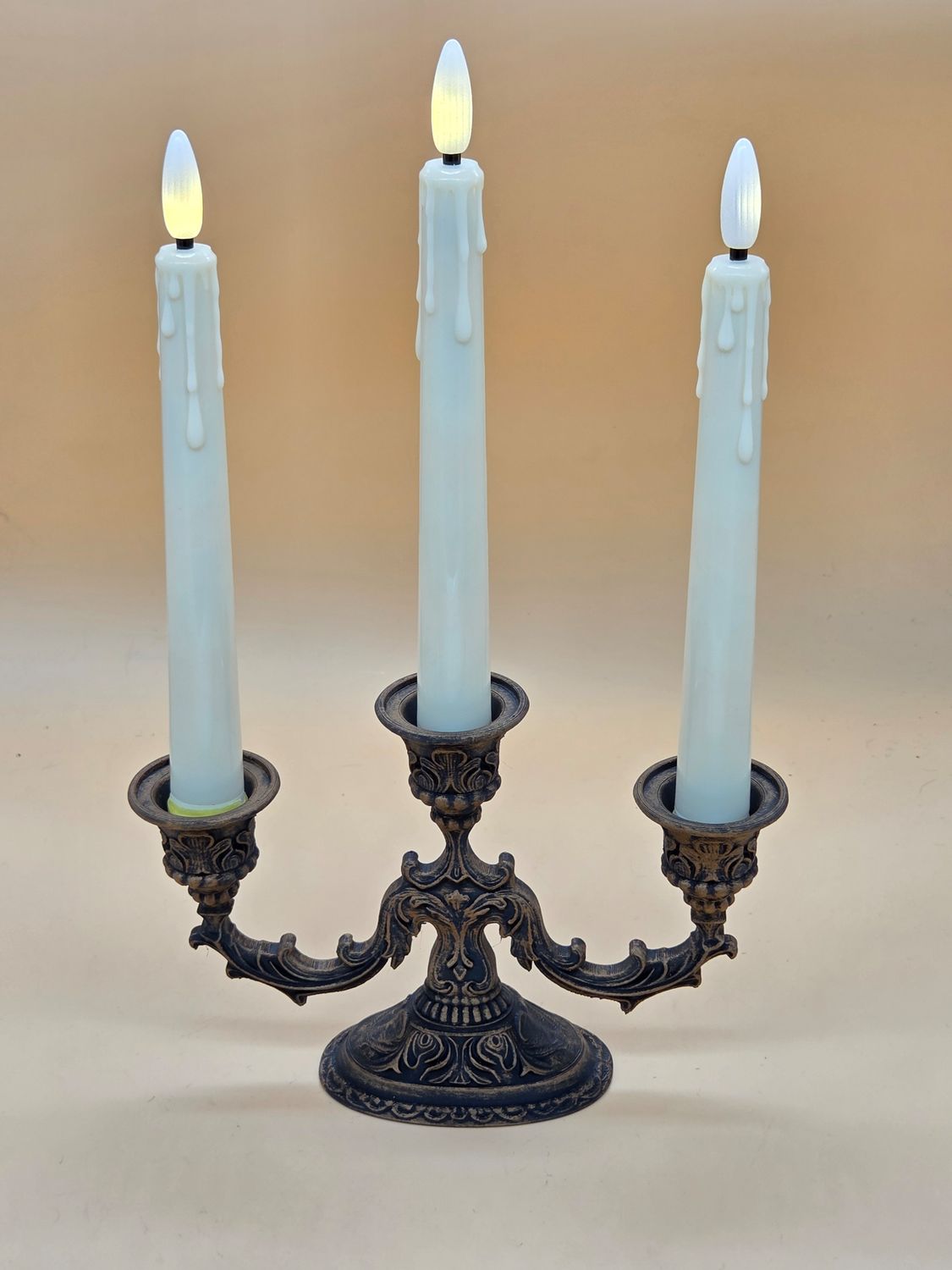 Kronleuchter, Deko LED Stabkerzen Halter, in flach. Für drei LED Stabkerzen. In vier verschiedenen Patinierungen erhältlich Kronleuchter, Deko LED Stabkerzen Halter, in flach. Für drei LED Stabkerzen. In vier verschiedenen Patinierungen erhältlich