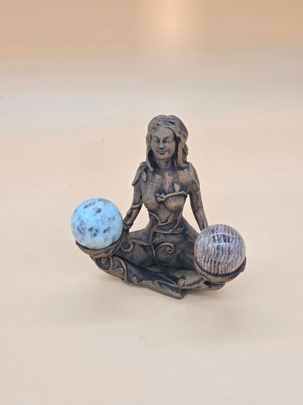 Gaia Kugelhalter für mini Kugeln. In vier verschiedenen Patinierungen erhältlich.