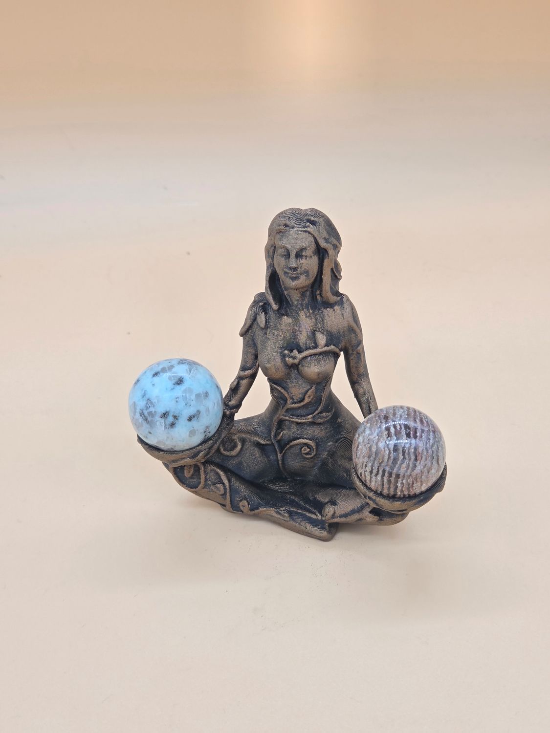 Gaia Kugelhalter für mini Kugeln. In vier verschiedenen Patinierungen erhältlich. Gaia Kugelhalter für mini Kugeln. In vier verschiedenen Patinierungen erhältlich.