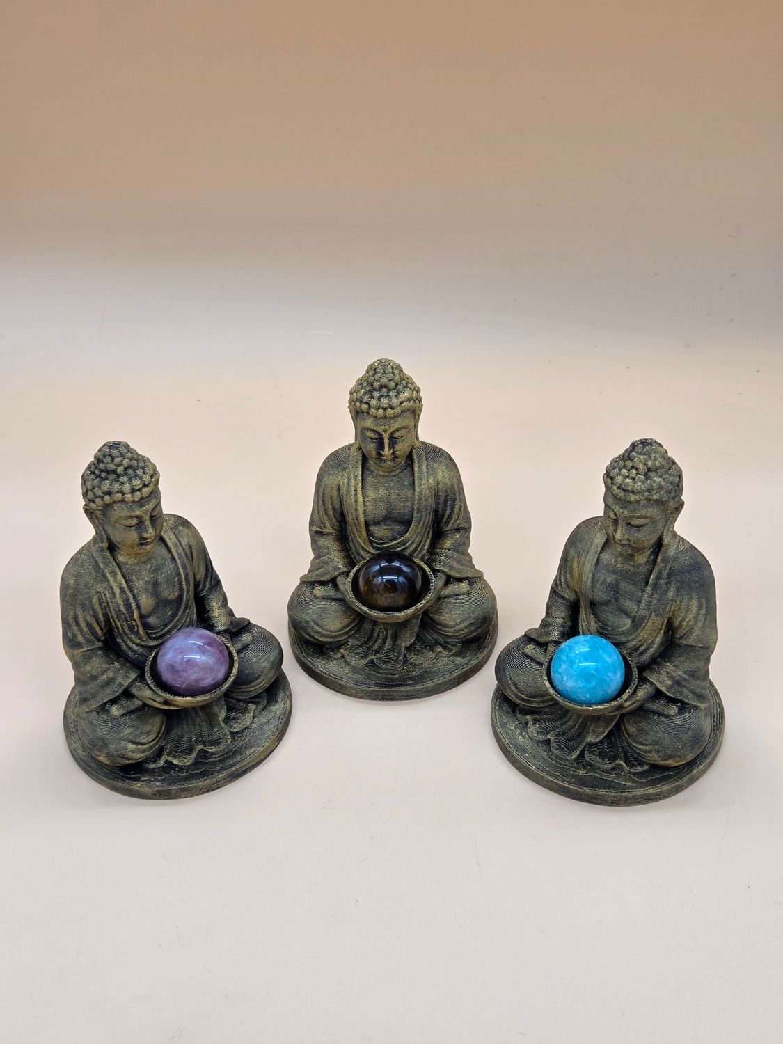 Buddha Kugelhalter für mini Kugeln. In vier verschiedenen Patinierungen erhältlich.