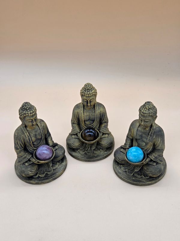 Buddha Kugelhalter für mini Kugeln. In vier verschiedenen Patinierungen erhältlich.