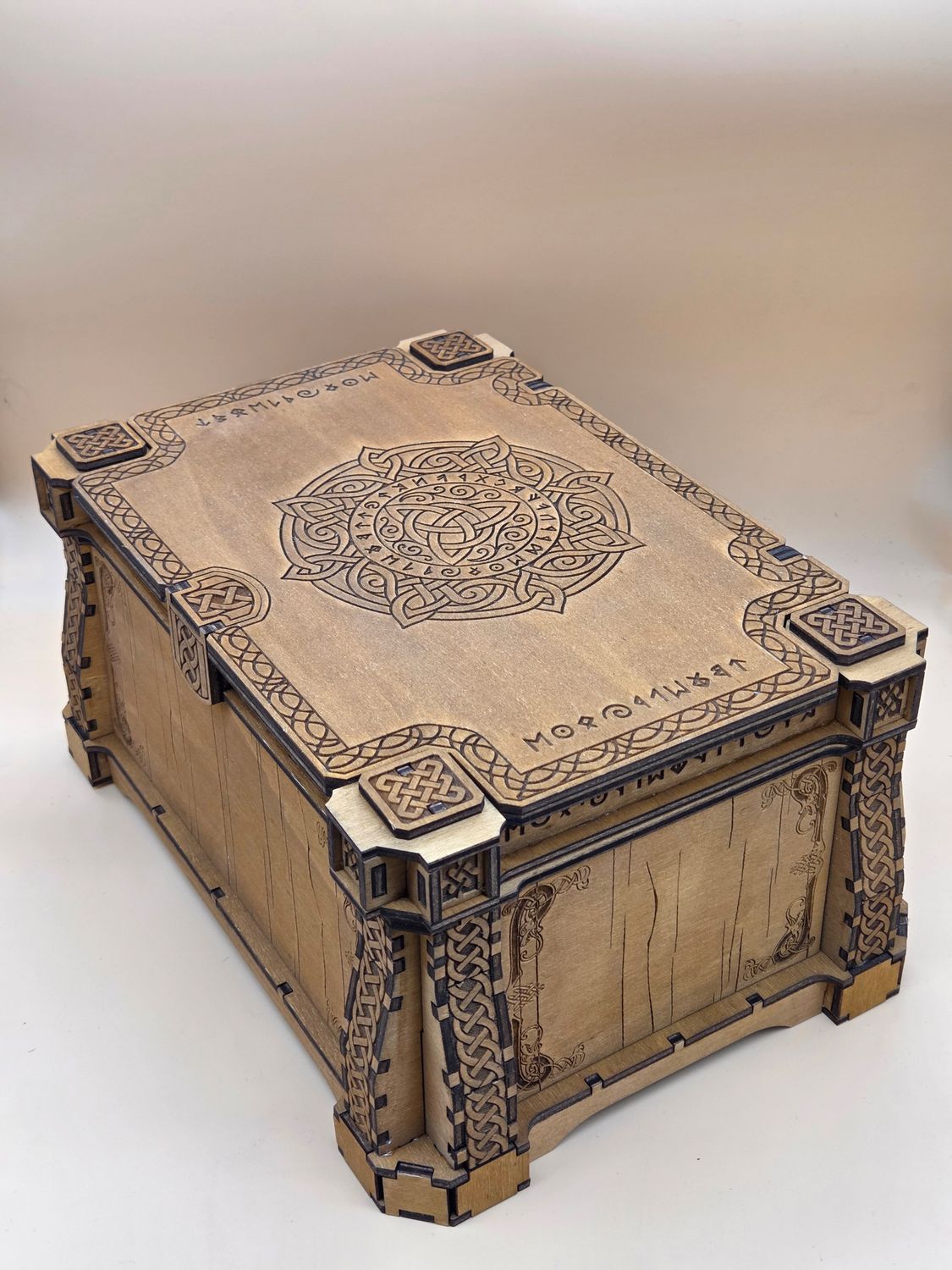 XXL Aufbewahrungsbox "keltic" handgefertigt aus Holz. In vielen verschiedenen Farben erhältlich.