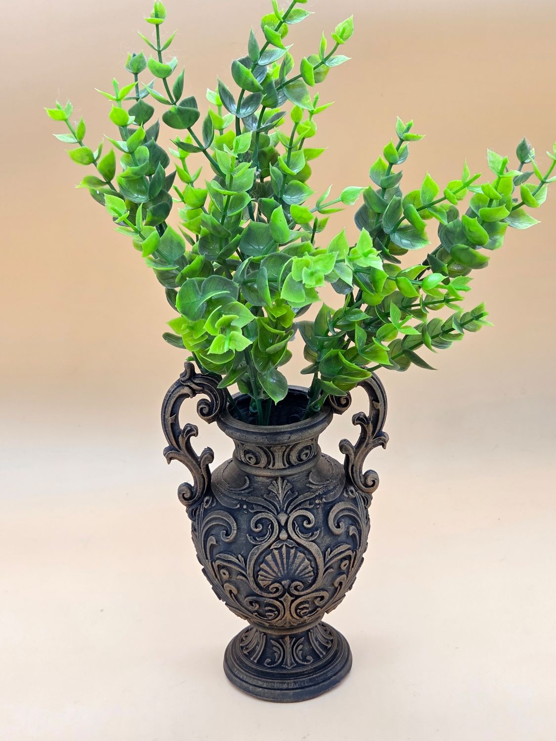 Deko Vase mit Henkel. In vier verschiedenen Patinierungen erhältlich. Deko Vase mit Henkel. In vier verschiedenen Patinierungen erhältlich.