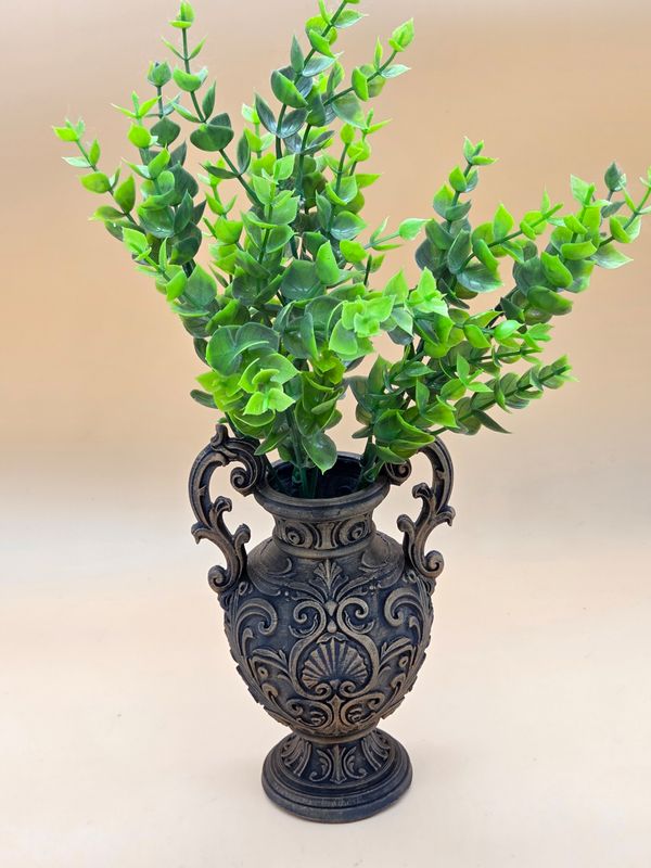 Deko Vase mit Henkel. In vier verschiedenen Patinierungen erhältlich. Deko Vase mit Henkel. In vier verschiedenen Patinierungen erhältlich.