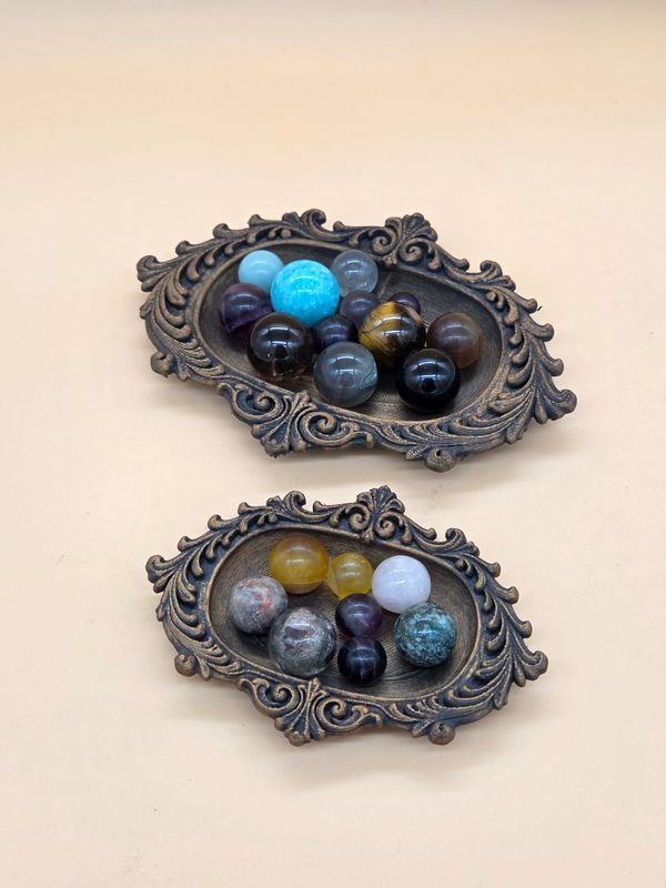 Deko Schalen in zwei Größen und vier verschiedenen Patinierungen erhältlich. Ab 6.95€ Deko Schalen in zwei Größen und vier verschiedenen Patinierungen erhältlich. Ab 6.95€