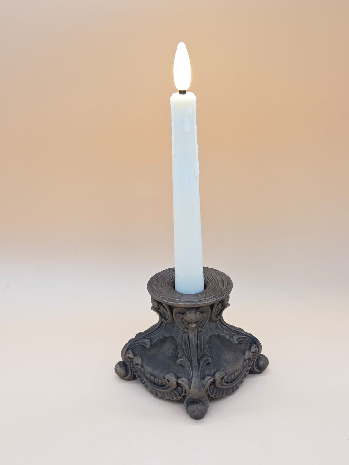 Kleiner Deko LED Stabkerzen Halter. In vier verschiedenen Patinierungen erhältlich