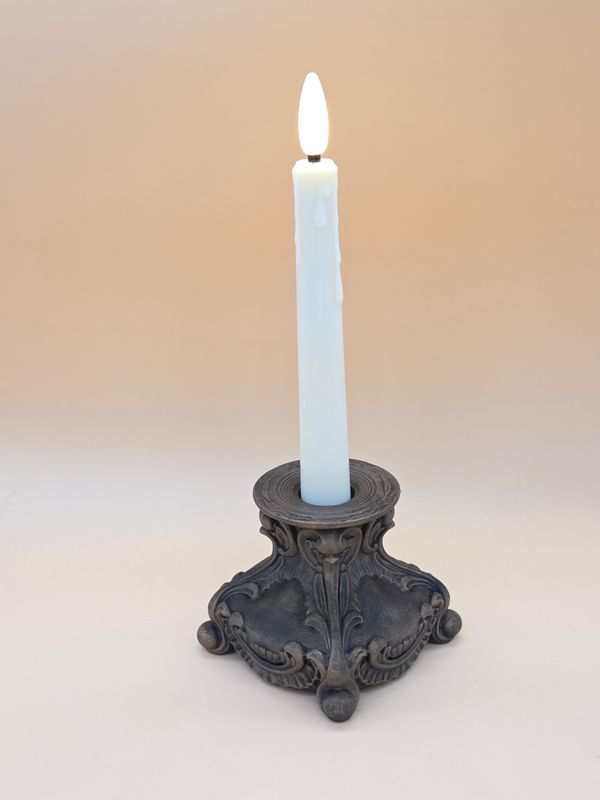 Kleiner Deko LED Stabkerzen Halter. In vier verschiedenen Patinierungen erhältlich Kleiner Deko LED Stabkerzen Halter. In vier verschiedenen Patinierungen erhältlich