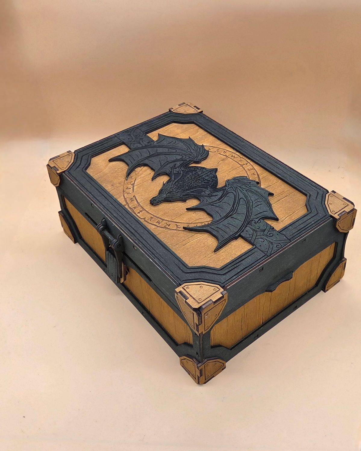 Tarot Karten Box Tarot Karten Box "Drache", handgefertigt aus Holz. In verschiedenen Farben erhältlich.