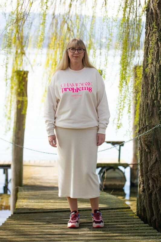Frau trägt Jersey Rock Basic Kleidungsstück mit Sweater