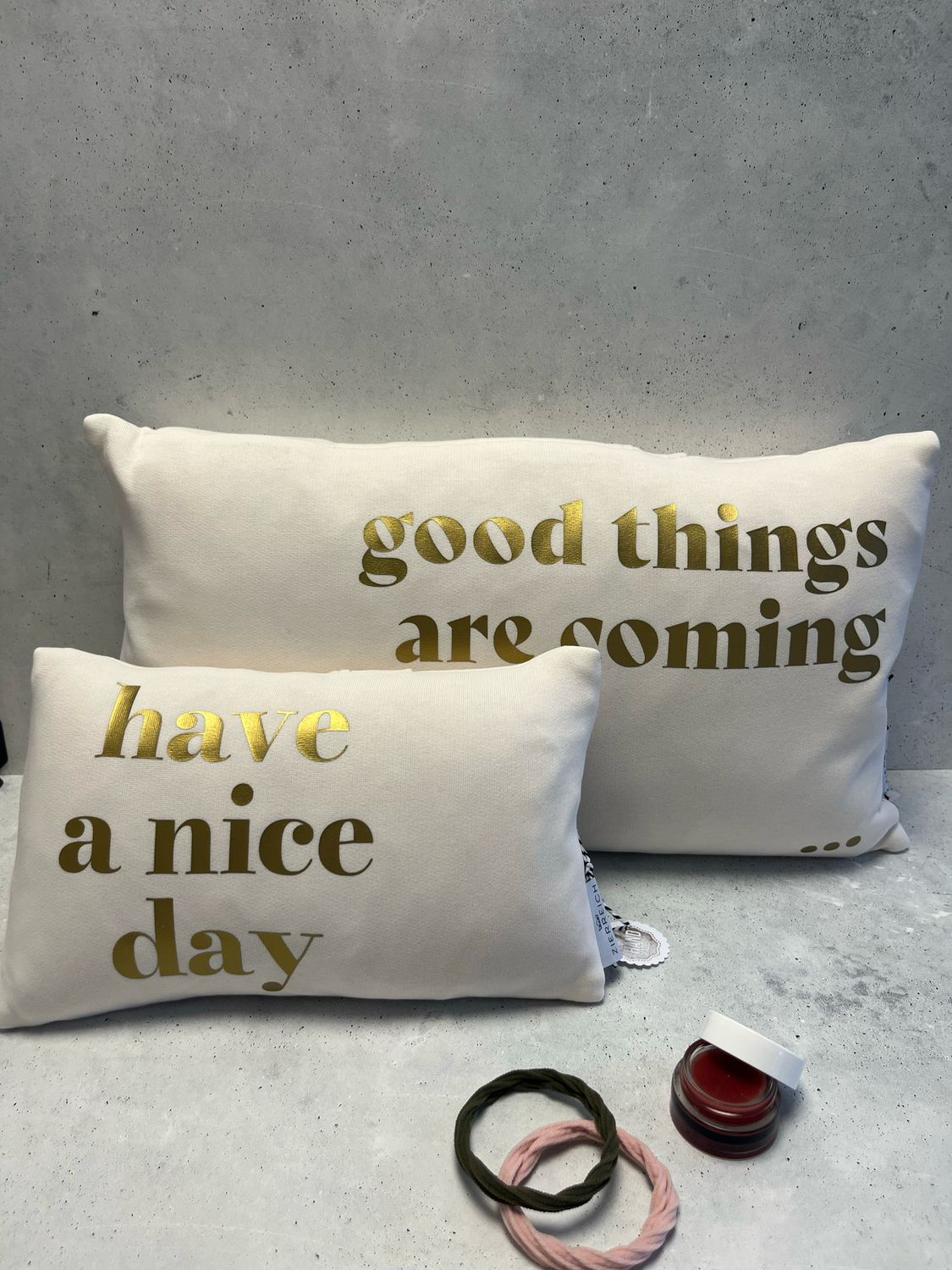 Kuschelkissen / Kissen / Minikissen / Kissen aus Kuschelsweat in Beige mit Folienprint in Gold