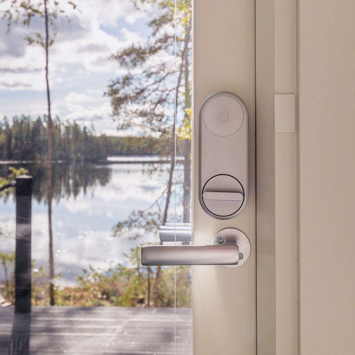 Yale Linus® L2 asennettuna,  kohde max 7 km Leppävaarasta.                     -Tilaa soittamalla, varmistamme että asennus onnistuu oveesi.