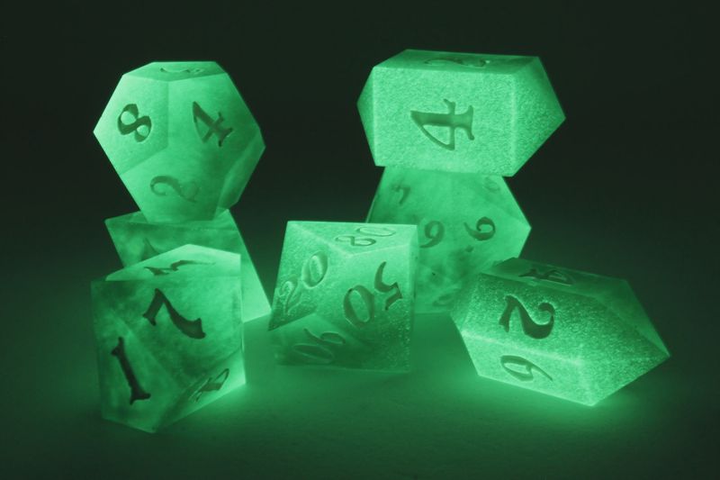 Ensemble de dés luminescents faits main « Uranium »