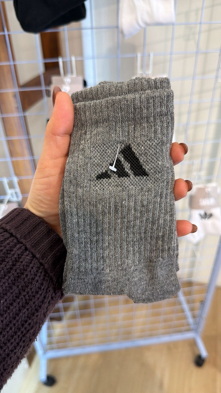 Adidas gris clásico